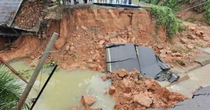 Jalan Lintas Sumbar-Jambi lumpuh total