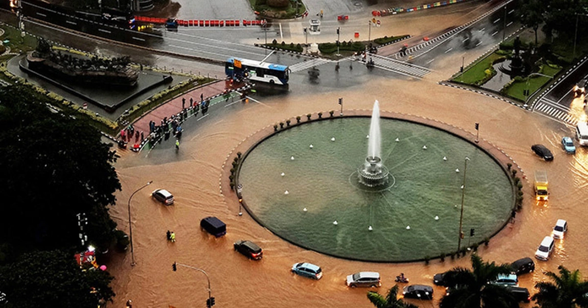 Banjir Jabodetabek Lumpuhkan Infrastruktur, Ribuan Warga Mengungsi