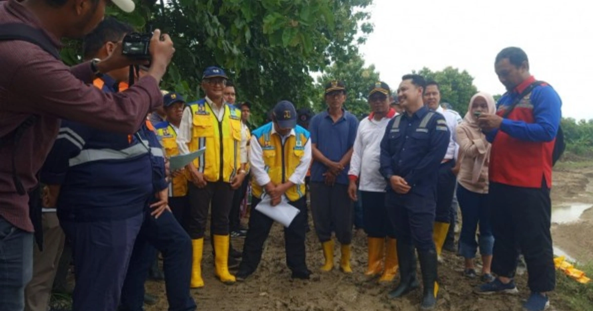 Langkah Cepat Kementerian PU dalam Penanganan Banjir Bekasi" – Kementerian PU bergerak cepat menangani banjir di Bekasi dengan